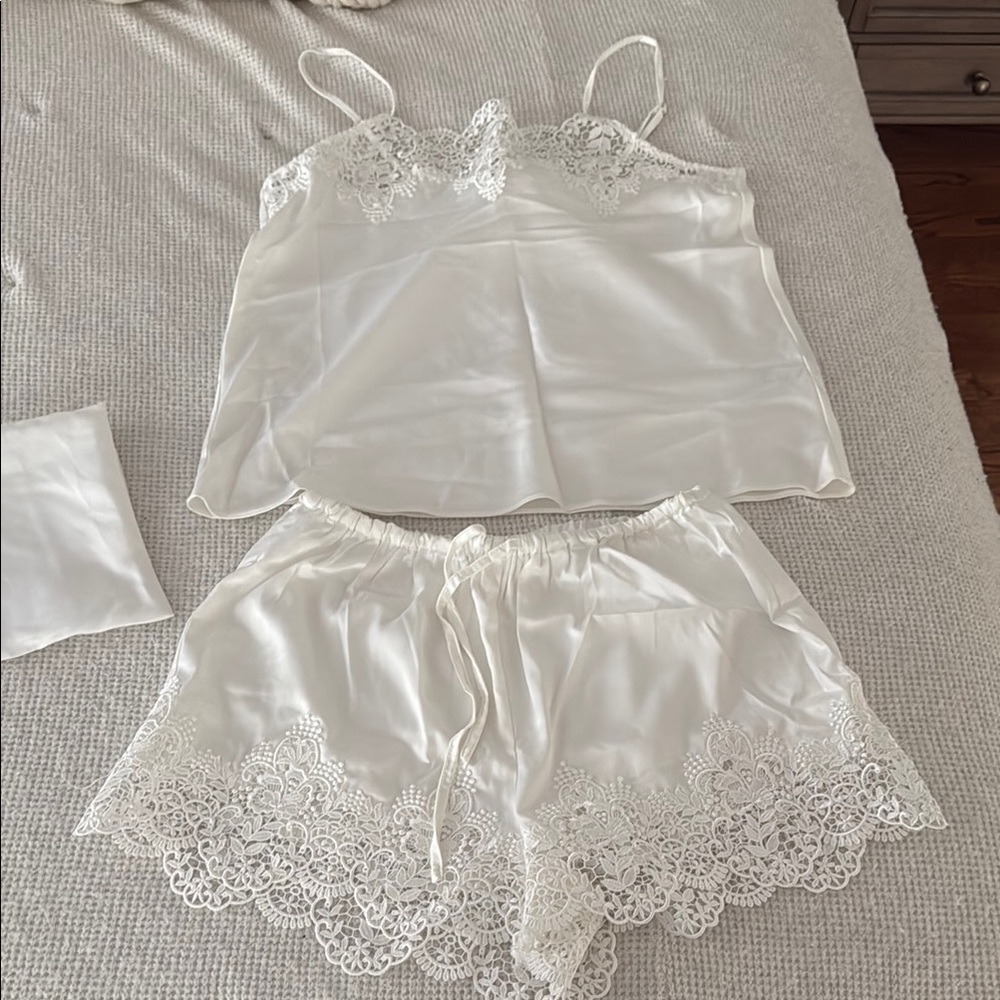 Lé Rose White Lace Trim Sleepwear Set